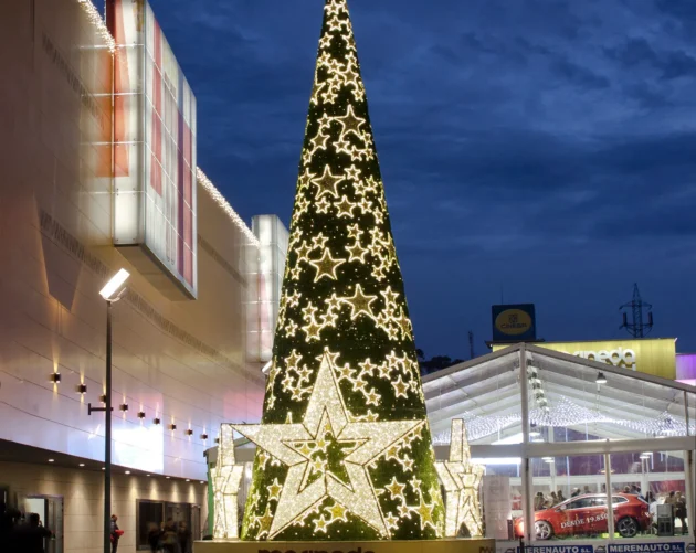 Kerstboom verlicht decoratie buiten
