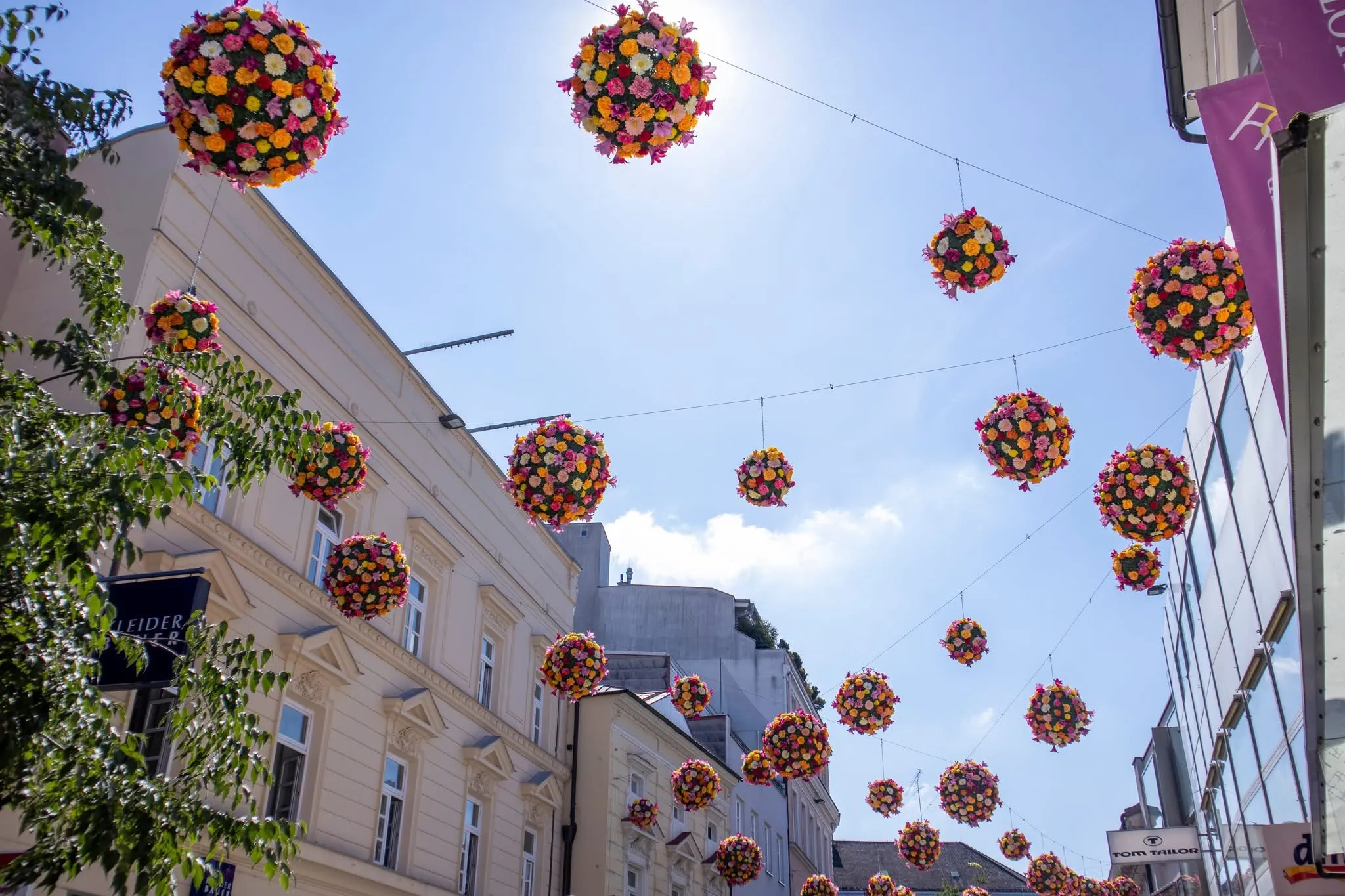 Zomer decoratie bloemen winkelstraat versiering